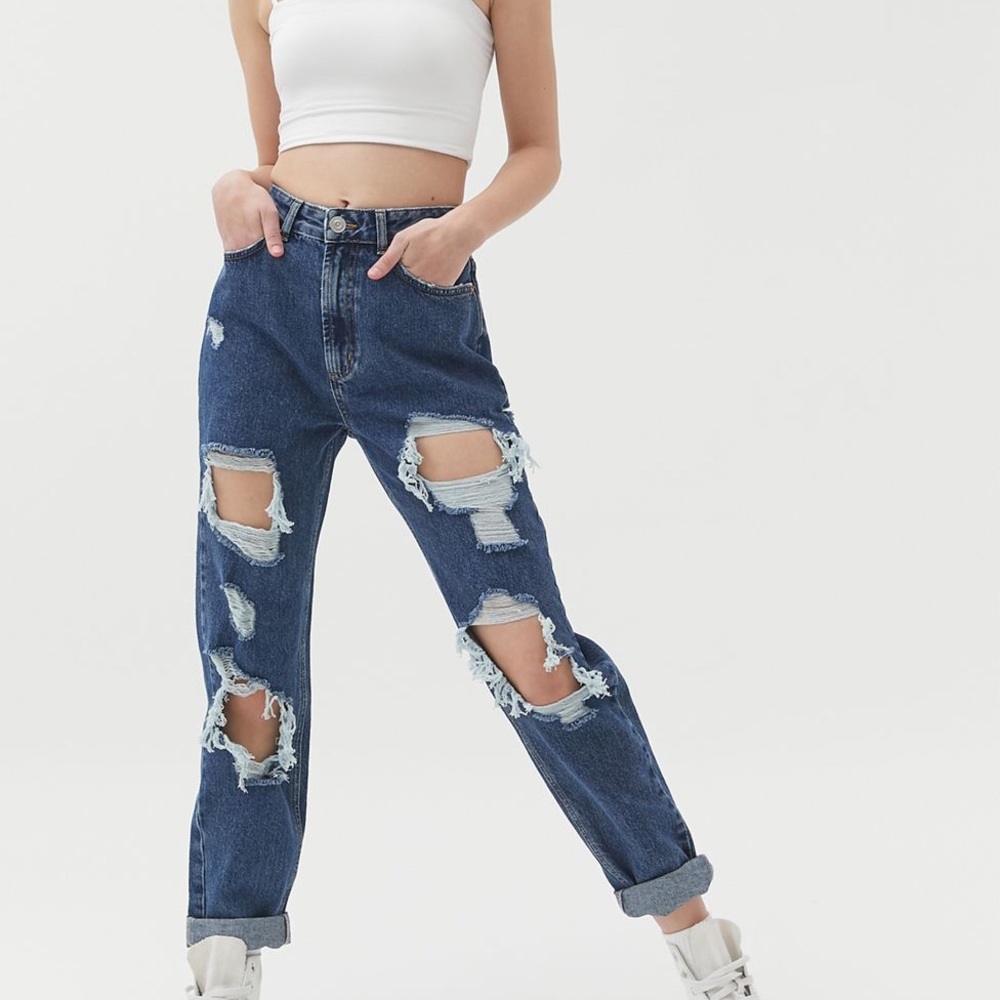 BDG RIPPED HIGH WAISTED MOM JEANS